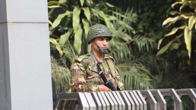 বঙ্গবন্ধু শেখ মুজিব মেডিক্যাল বিশ্ববিদ্যালয়ের (বিএসএমএমইউ) বঙ্গমাতা শেখ ফজিলাতুন নেছা মুজিব কনভেনশন হলে টহলরত সেনাসদস্য
