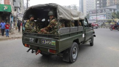রাজধানীর বনানীর প্রধান সড়কে সেনাটহল
