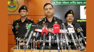 সাংবাদিকদের ব্রিফ করছেন র&zwnj;্যাবের আইন ও গণমাধ্যম শাখার পরিচালক কমান্ডার খন্দকার আল মঈন