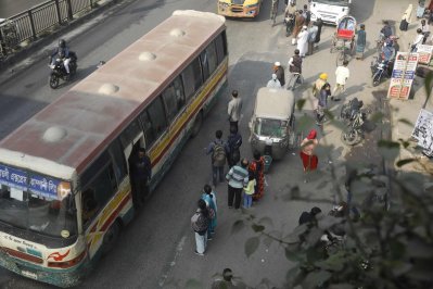 সকালেও গ্রামের পানে ছুটেছেন অনেক কর্মজীবী