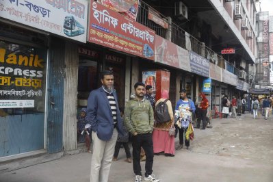 সকালেও গ্রামের পানে ছুটেছেন অনেক কর্মজীবী