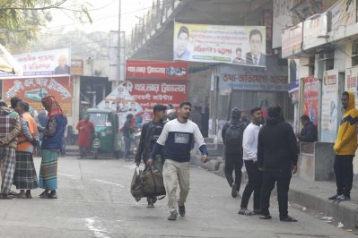 সকালেও গ্রামের পানে ছুটেছেন অনেক কর্মজীবী