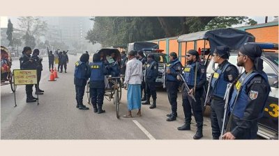 যাত্রীদের তল্লাশি করছে র&zwnj;্যাবের রোবাস্ট পেট্রোল দল