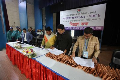 ভোটের সরঞ্জাম বিতরণ