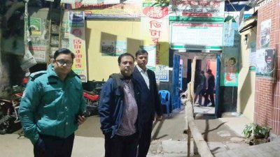 ভোটকেন্দ্রের সামনে পুলিশ ও নির্বাচন পরিচালনাকারী কর্মকর্তারা