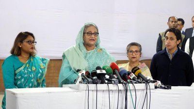 কথা বলছেন প্রধানমন্ত্রী শেখ হাসিনা