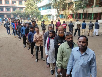 সেগুনবাগিচা হাইস্কুল ভোটকেন্দ্রে ভোটারদের দীর্ঘ সারি