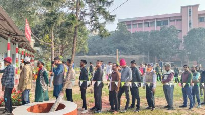 লাইনে দাঁড়িয়েছেন ভোট দিচ্ছেন ভোটরা 