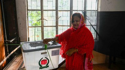 ভোটি দিচ্ছেন এক নারী
