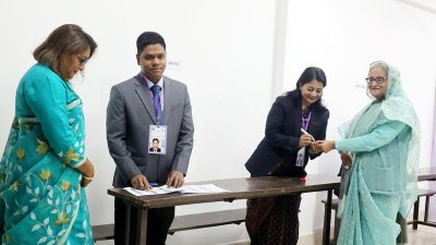 অমোচনীয় কালি দেওয়া হচ্ছে শেখ হাসিনার আঙুলে