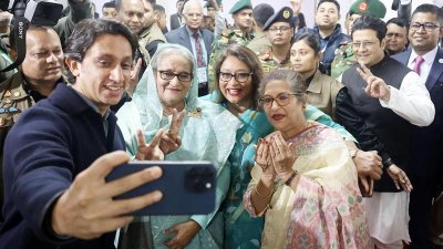 ভোট দেওয়া শেষে রেদওয়ান মুজিবের সেলফিতে প্রধানমন্ত্রী শেখ হাসিনা