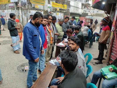 ভোটের তথ্য দিয়ে সহায়তা করছেন আওয়ামী লীগের কর্মীরা 