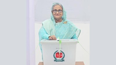 ভোট দিচ্ছেন শেখ হাসিনা (ছবি: ফোকাস বাংলা)