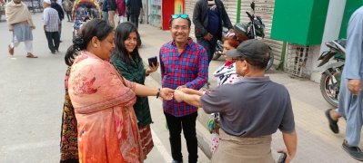 ভোট দেওয়ার পর কেন্দ্রেই ছবি তোলেন অনেকে