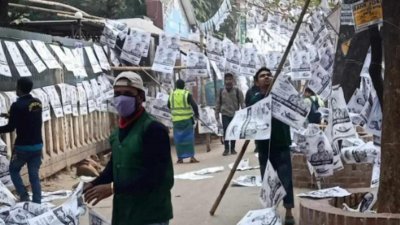 রবিবার রাত থেকেই পোস্টার-ব্যানার সরানেরা কাজ শুরু করেন ডিএনসিসির পরিচ্ছন্নতা কর্মীরা