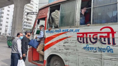 যাত্রীদের অপেক্ষা করতে দেখা যায় কর্মস্থলে যাওয়ার জন্য