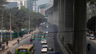 রাজধানীর রাস্তাঘাট অনেকটা ফাঁকা
