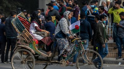 একজনকে নিয়ে রিকশায় চালিয়ে জনসভায় আসেন এক নারী