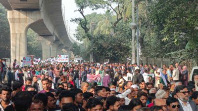 বিপুল সংখ্যক নেতাকর্মী জনসভায় এসেছেন