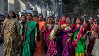 জনসভায় যোগ দেন নারীরাও