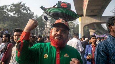 মিছিল নিয়ে জনসভায় আসেন নেতাকর্মীরা