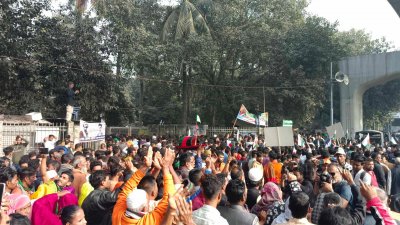 আওয়ামী লীগের অঙ্গ ও সহযোগী সংগঠনের নেতাকর্মীরাও ব্যানার-প্লাকার্ড নিয়ে জনসভায় এসেছেন