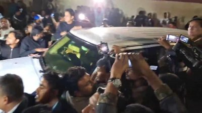 এভারকেয়ার হাসপাতালের সামনে নেতাকর্মীরা ভিড় জমান