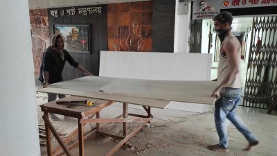 নতুন মন্ত্রীদের দফতরে আগমন উপলক্ষে নেওয়া হচ্ছে প্রস্তুতি (ছবি: শফিকুল ইসলাম)