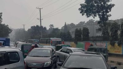 কর্মদিবসের বিকালে বাড়ি ফেরার পথে তীব্র যানজটের মুখোমুখি হতে হয়েছে নগরবাসীকে  ছবি: সাজ্জাদ হোসেন