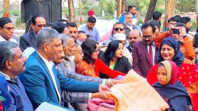 শীতার্তদের মাঝে শীতবস্ত্র বিতরণ করেন আ ফ ম বাহাউদ্দিন নাছিম 