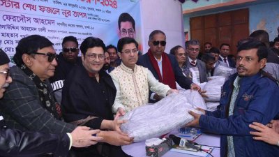 ডিএসসিসির কম্বল বিতরণ অনুষ্ঠানে মেয়র ব্যারিস্টার শেখ ফজলে নূর তাপস, ঢাকা-১০ আসনের সংসদ সদস্য ফেরদৌস আহমেদ  এবং অন্যরা