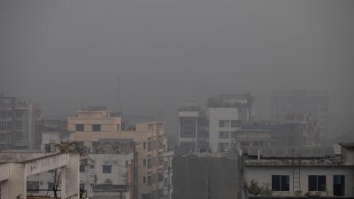 কুয়াশার চাদরে ঢেকেছে রাজধানী। ছবি: সাজ্জাদ হোসেন