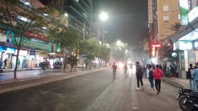 বৃষ্টিতে রাস্তা পার হচ্ছেন পথচারীরা