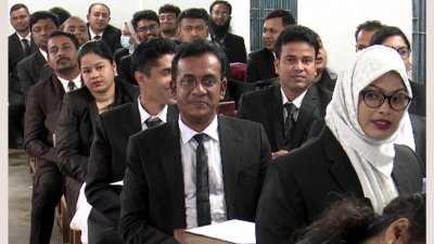 ক্লাস করছেন শিক্ষার্থীরা