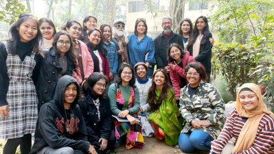 ঢাকা বিশ্ববিদ্যালয় প্রাঙ্গণে স্বস্তিকাকে ঘিরে ভক্তরা