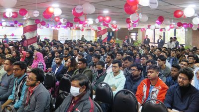 মহাকবি মাইকেল মধুসূদন দত্তের ২০০তম জন্মবার্ষিকী উপলক্ষে আয়োজিত আলোচনা সভায় শ্রোতারা 