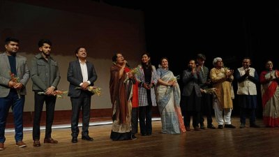 মঞ্চে সিনেমার পুরো টিম
