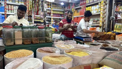 সবজির দাম কিছুটা কমলেও বেড়েছে পেঁয়াজের