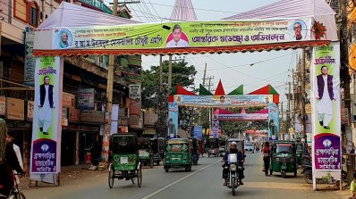 গৃহায়ন ও গণপূর্তমন্ত্রীকে সংবর্ধনা দিতে শতাধিক তোরণে সাজানো হয়েছে ব্রাহ্মণবাড়িয়া শহর (ছবি: প্রতিনিধি) 