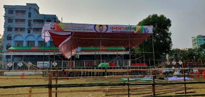 ব্রাহ্মণবাড়িয়ার নিয়াজ মুহাম্মদ স্টেডিয়াম মাঠে আওয়ামী লীগের দলীয় প্রতীক নৌকার আদলে তৈরি করা হয়েছে গণসংবর্ধনার মঞ্চ (ছবি: প্রতিনিধি)