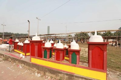 সোহরাওয়ার্দী উদ্যানে মেলার স্টল নির্মাণকর্মীদের ব্যস্ততা  