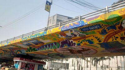 নানার রঙের তুলির আঁচড়ে সাজানো মহাখালী ফ্লাইওভার