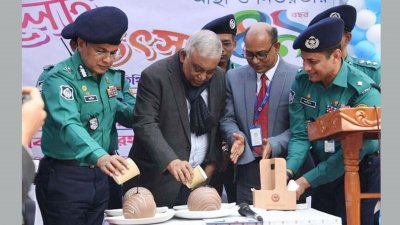 অনুষ্ঠানে ডিএমপি কমিশনারসহ অন্য অতিথিদের সঙ্গে স্বরাষ্ট্রমন্ত্রী আসাদুজ্জামান খান কামাল