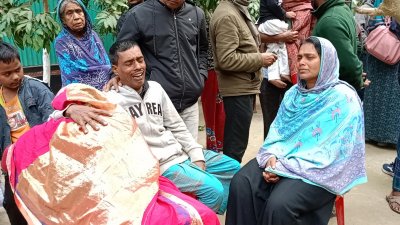 বিয়েবাড়িতে নেমে এসেছে শোকের ছায়া