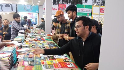 অমর একুশে বইমেলায় পাঠকদের ভিড় (ছবি: বাংলা ট্রিবিউন)