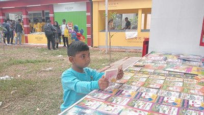 পছন্দের বইয়ের খোঁজে খুদে পাঠক (ছবি: প্রতিবেদক)