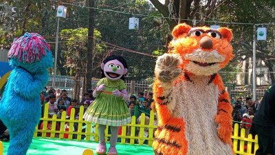 শিশুপ্রহরে সিসিমপুরের আয়োজন ঘিরে ভিড় (ছবি: প্রতিবেদক)