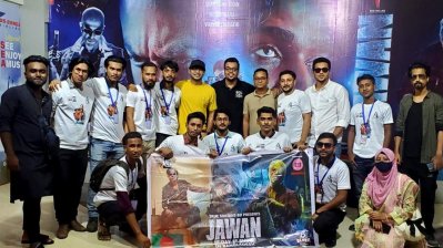 ঢাকার মাল্টিপ্লেক্সে শাহরুখ ভক্তদের উদযাপনে সামিল ছিলেন দেশি নির্মাতা-তারকারাও