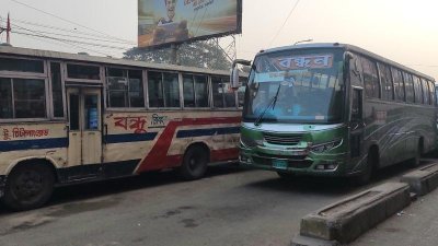 বাসগুলো প্রতিযোগিতা করে চলে বলে এগুলোর চেহারা ও ফিটনেস দ্রুত নষ্ট হয় (ফাইল ছবি) 
