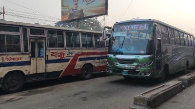 বাসগুলো প্রতিযোগিতা করে চলে বলে এগুলোর চেহারা ও ফিটনেস দ্রুত নষ্ট হয় (ফাইল ছবি) 